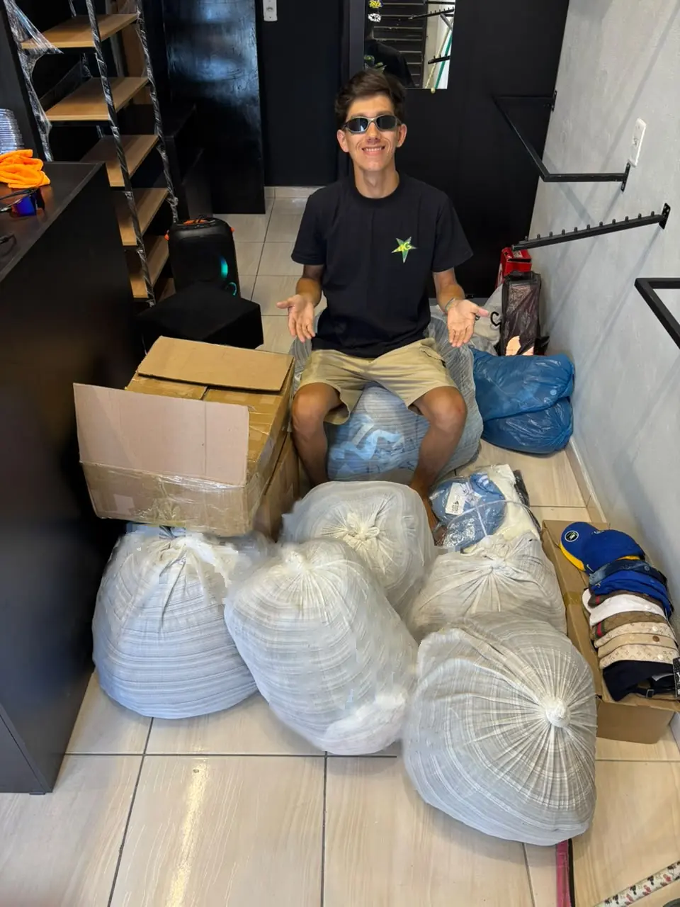 Isaac, dono da Rolê Style, na loja